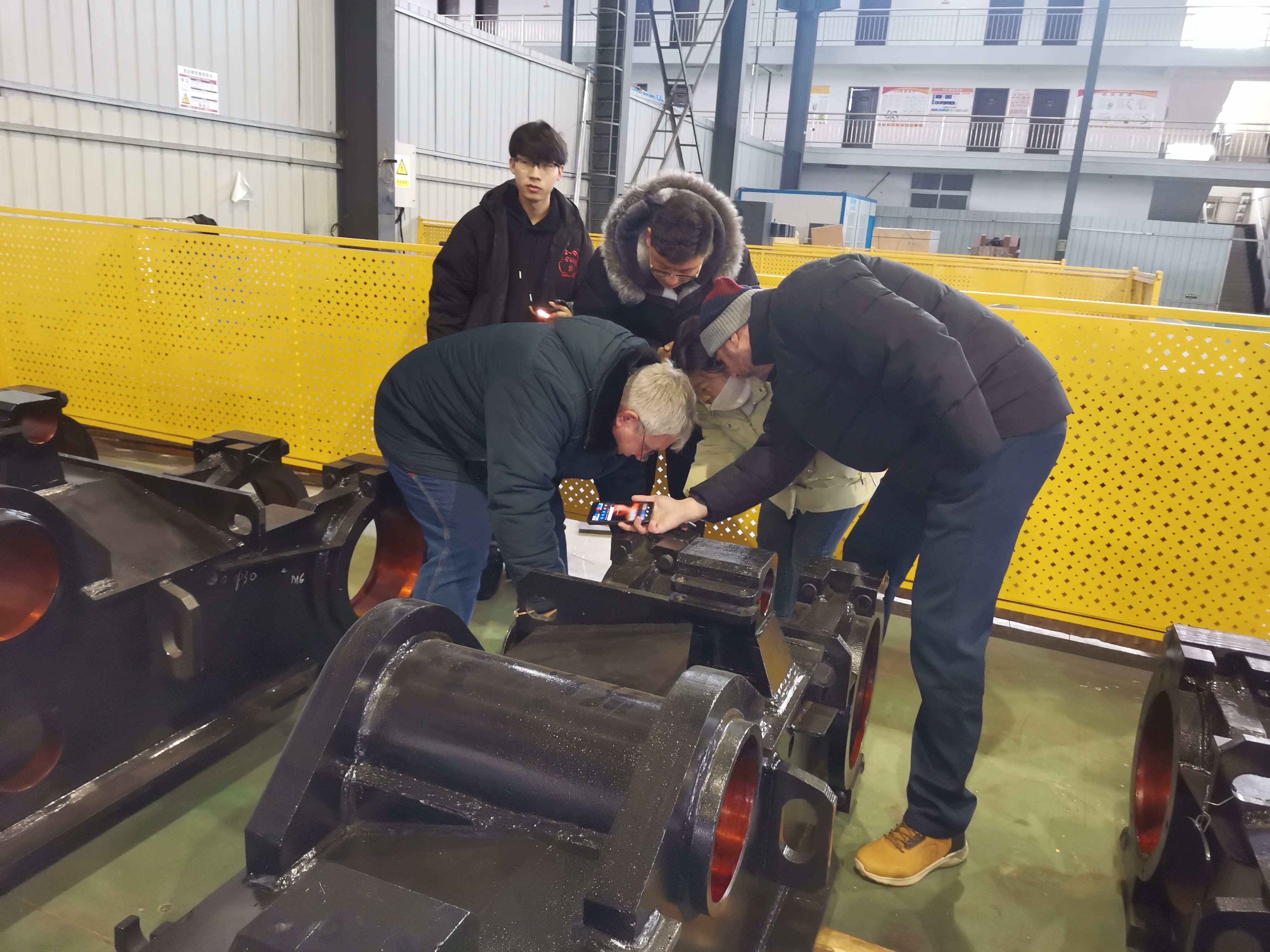 Old customers come to the factory again to inspect products